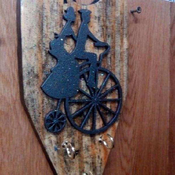 Porta LLaves artesanal en madera con figura inserta