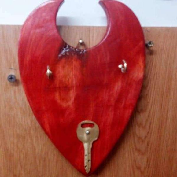 Porta llaves artesanal en madera decorado
