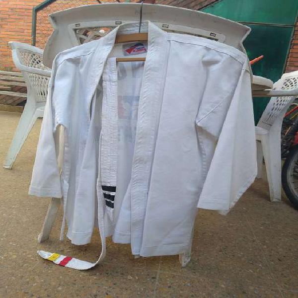 conjunto de dobok de taekwondo: pantalón, saco y cinturón.