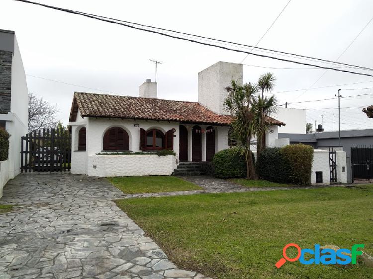 CHALET 4 AMBIENTES CON IMPORTANTE PARQUE