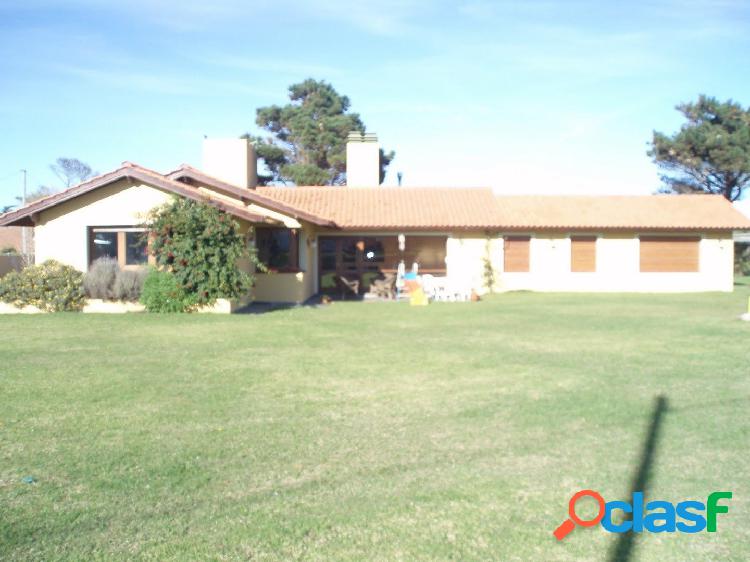 CHALET 5 AMB. ESTILO CASA DE CAMPO S/LOTE 1.700 m2 / SUP.