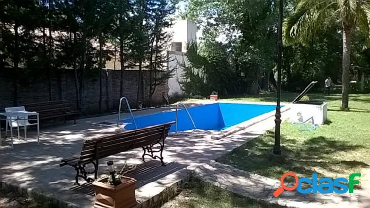 CHALET DE 2 DORMITORIOS. GRAN PARQUE CON PILETA Y SOLARIUM.