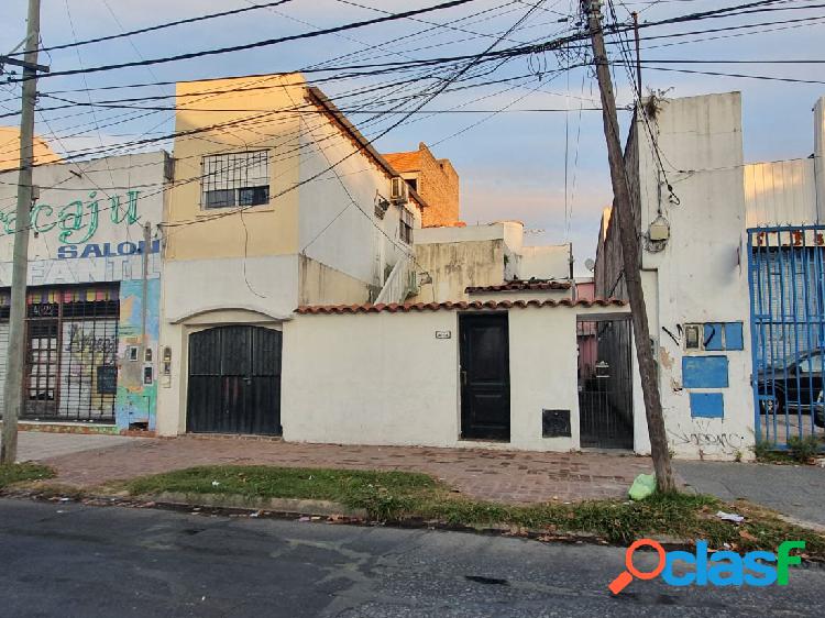 CÓMODO PH DE 4 AMBIENTES AL FRENTE CON PATIO Y TERRAZA EN