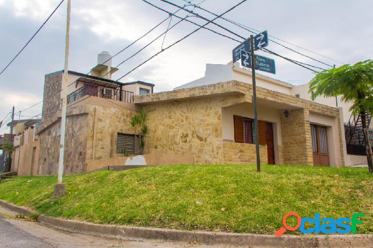 Casa cuatro dormitorios. Venta zona Lujan