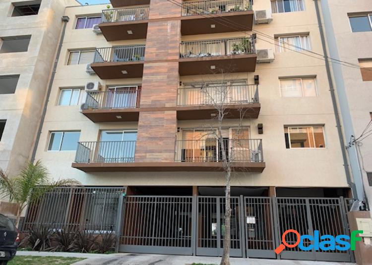 **DEPTO EN MUY BUENA ZONA, CON COCHERA, DE 3 AMBIENTES Y 2