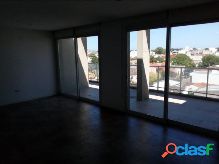 EN VENTA SEMIPISO CON GRAN BALCON TERRAZA A LA CALLE