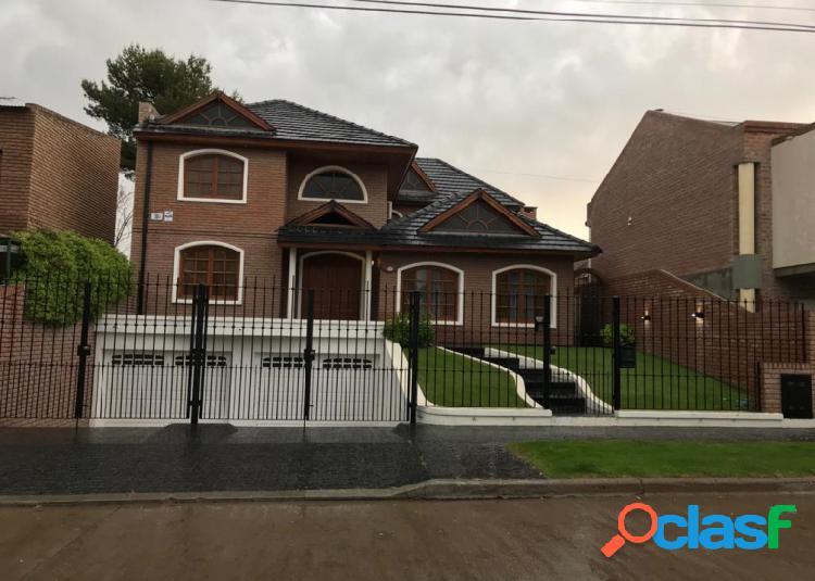 Espectacular casa a una cuadra del mar en zona de balneario