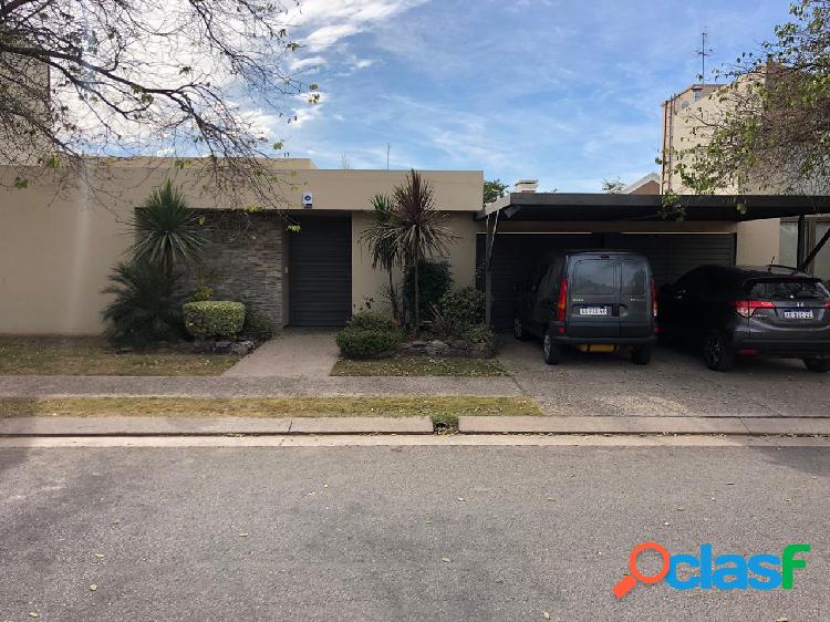 Excelente casa en Barrio Privado Jardin Claret