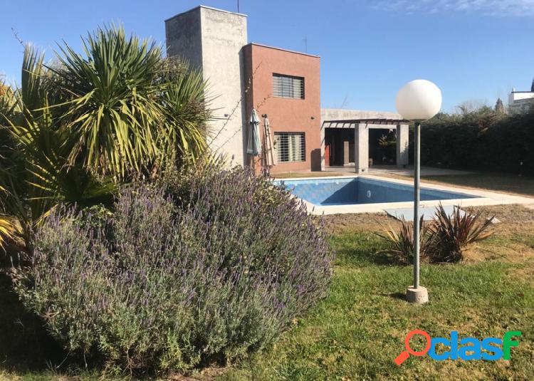 HERMOSA CASA CON PISCINA Y QUINCHO.