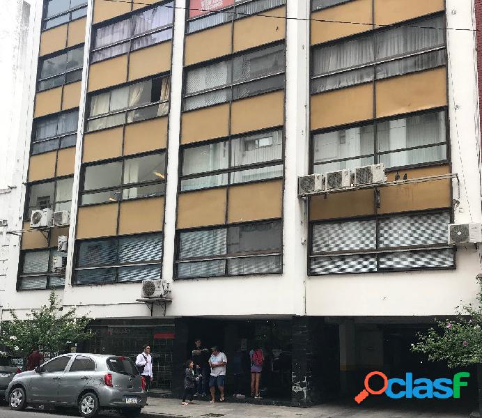 Oficina de 1 ambiente con baño. Al frente. Zona Centro.