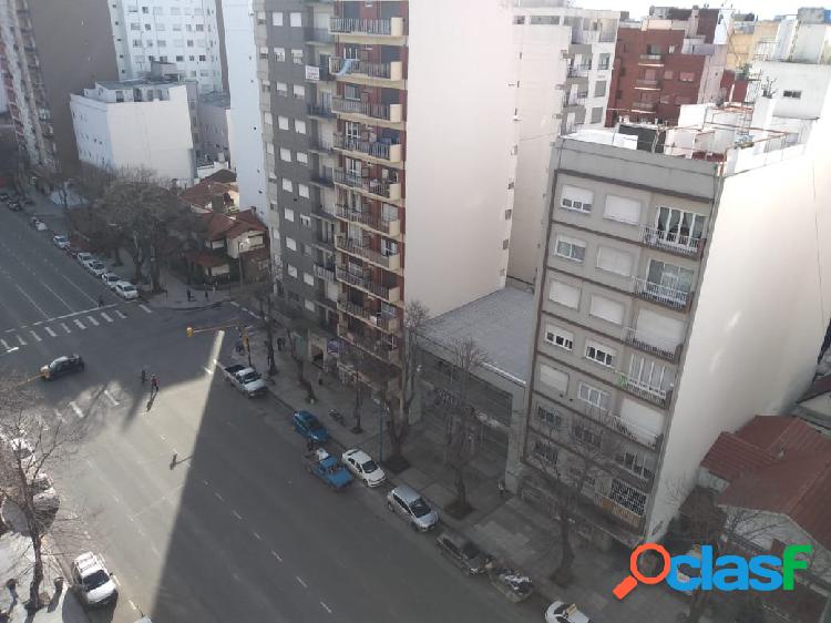 Un ambiente a la calle con balcon