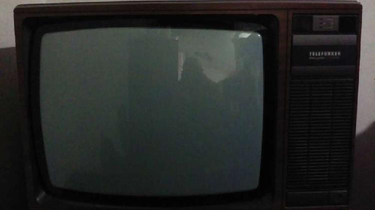 3 Televisores color antiguos funcionando.