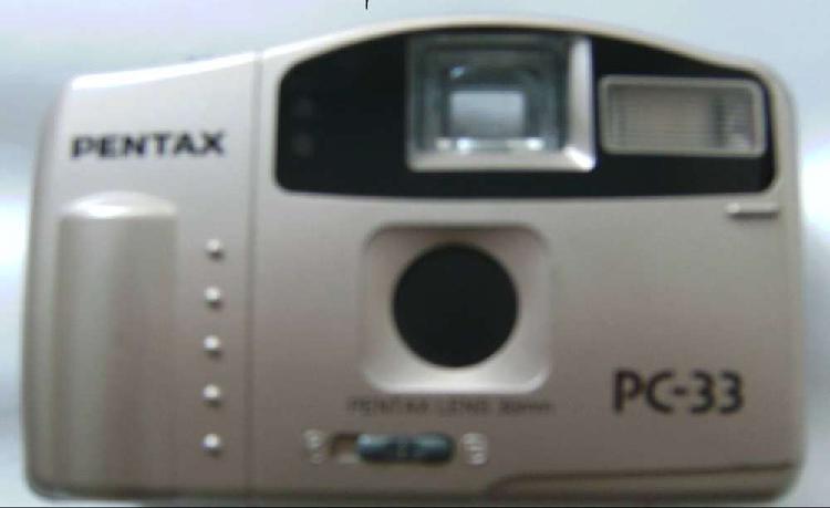 Cámara de fotografías PENTAX PC-33 con película.