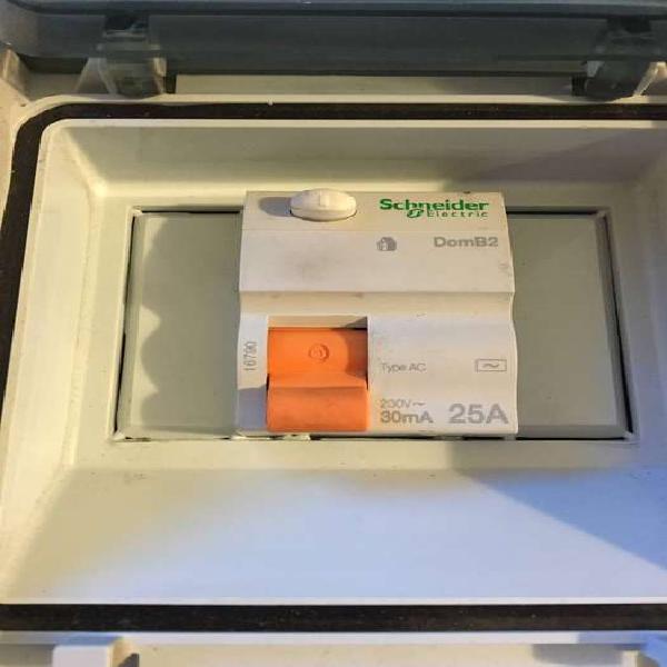 DISYUNTOR SCHNEIDER 25A + TABLERO GENROD