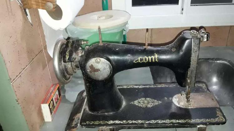 Máquina de coser a pedal antigua.