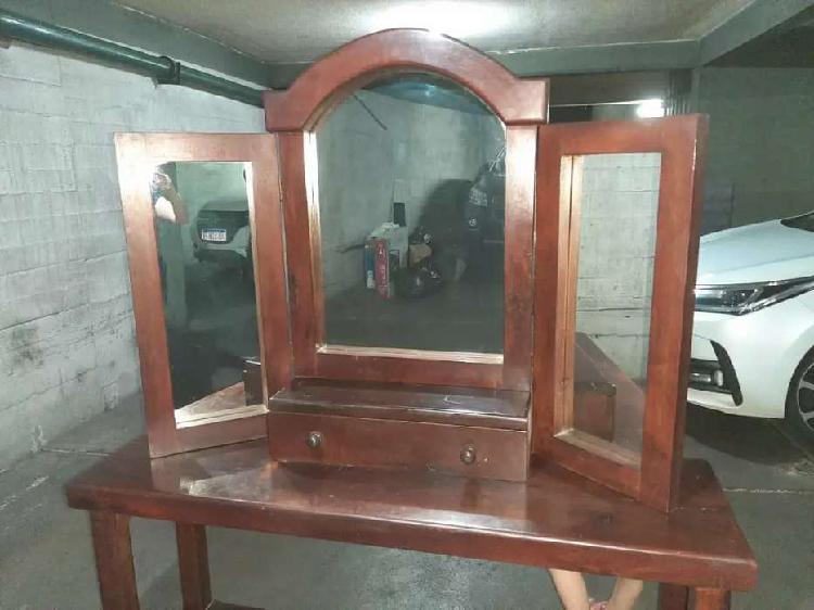 Vendo mueble madera maciza con espejo tríptico