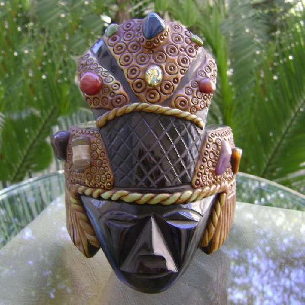 Máscara Maya o Azteca talla en obsidiana con piedras