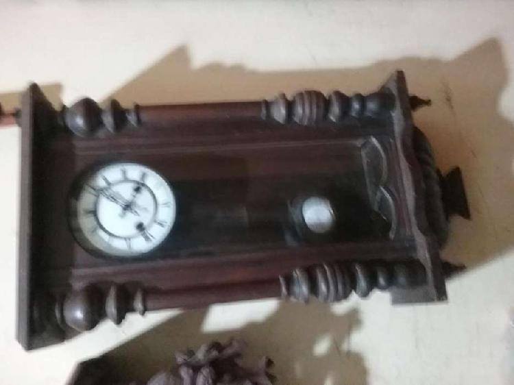Reloj antiguo de pared funciona