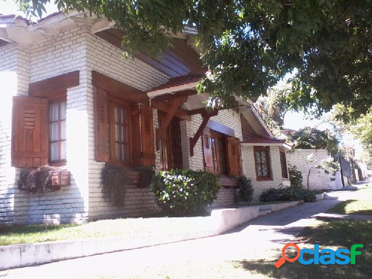 CHALET DE 4 AMBIENTES CON DEPENDENCIAS 280 M2. COCHERA