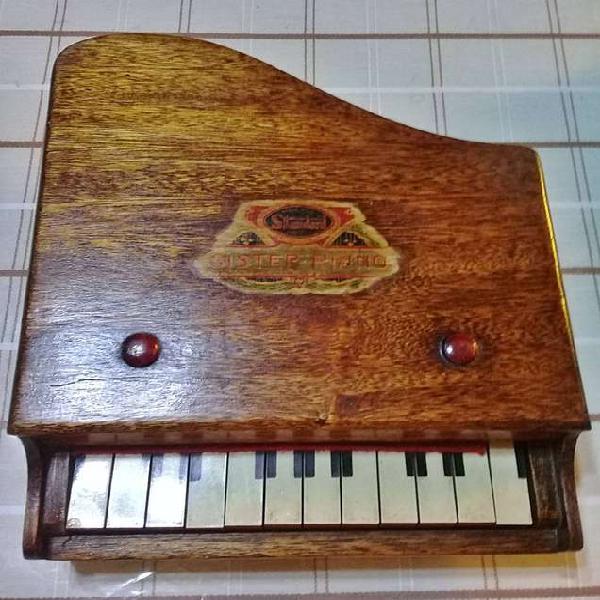 Mini piano de cola, cuyas teclas suenan