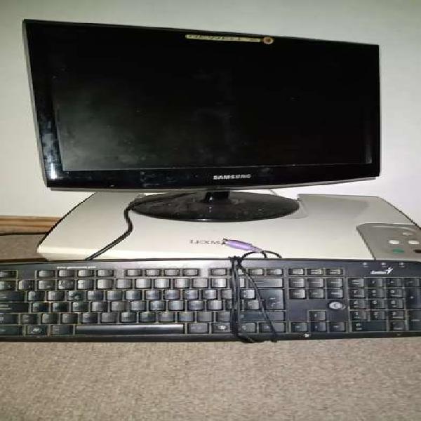 Monitor, impresora y teclado