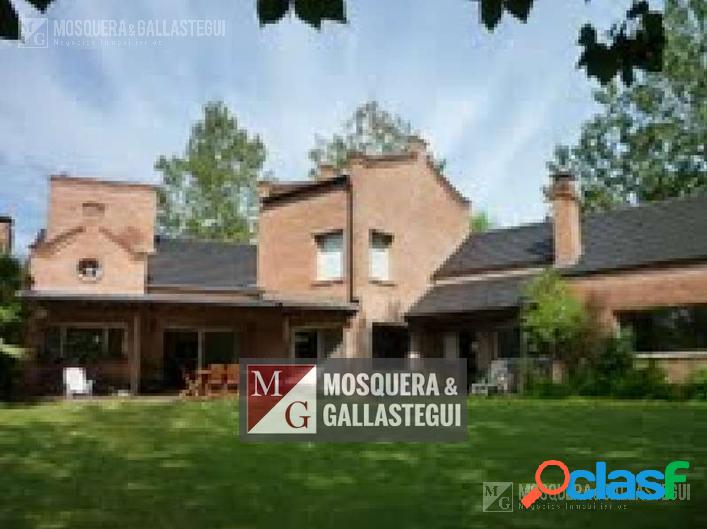 Mosquera y Gallastegui - EXCELENTE CASA SOBRE 1.255 MTS EN