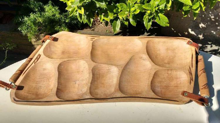 Tabla copetinera de madera, detalles de cuero en las manijas