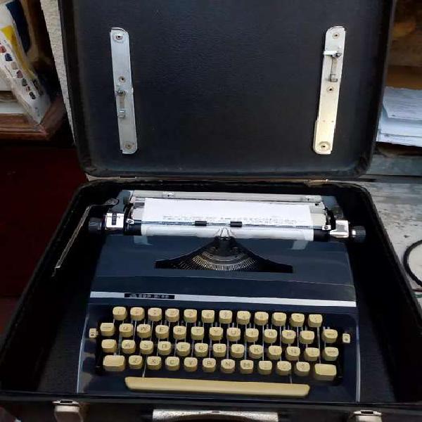 Vendo máquina de escribir portátil,