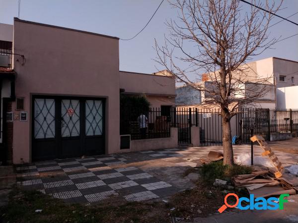 Lote 451 m2. Vivienda y galpón. Villa Luzuriaga