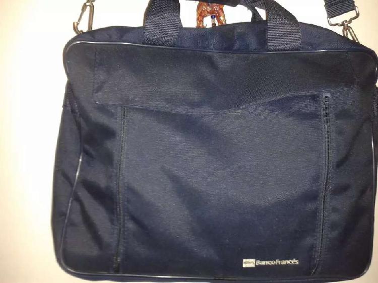 Bolso azul mediano.