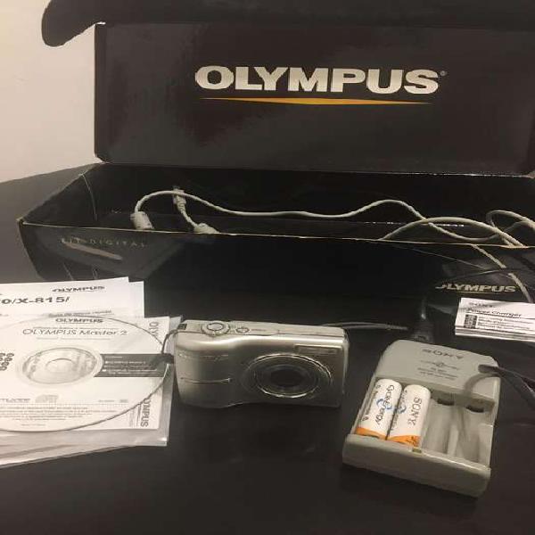 Camara de fotos Olympus + cargador de pilas recargables Sony