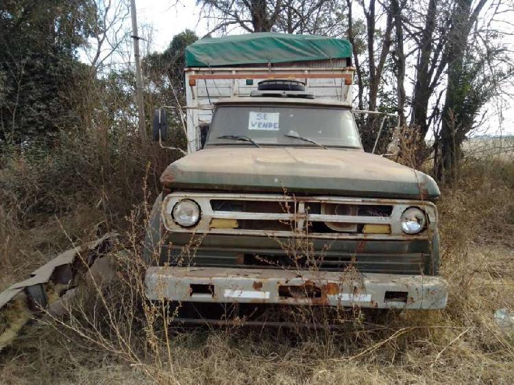 Camión Dodge 1000, no está en marcha, se vende entero o