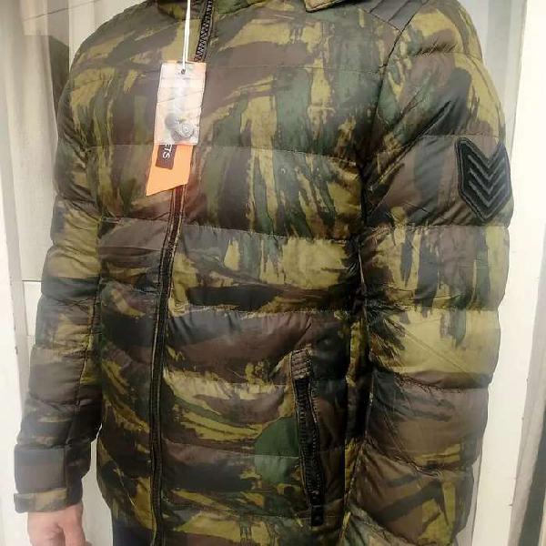 Campera Inflada Camuflada Con Capucha Desmontable