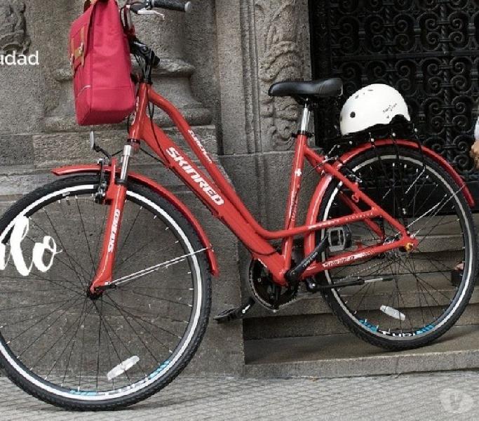 Vendo bicicleta skinred color rojo buen estado usada