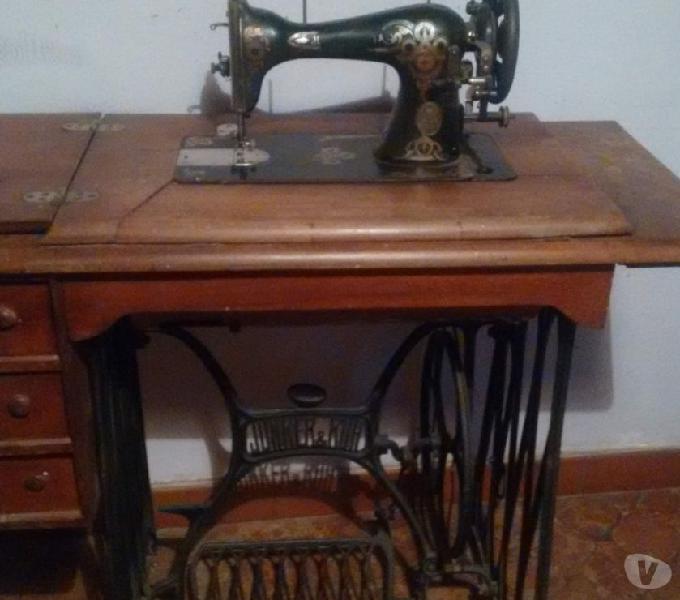 Vendo máquina de coser antigua funcionando