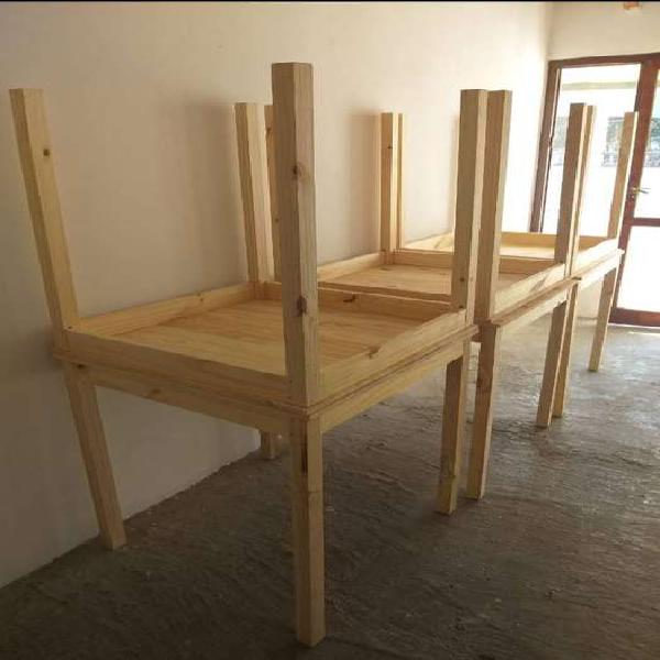 10 mesas y 40 sillas de pino
