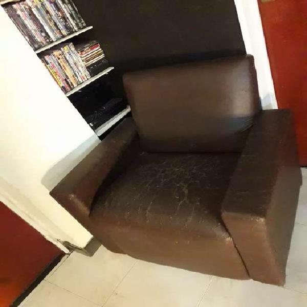 Sillon de un cuerpo y puff ecocuero