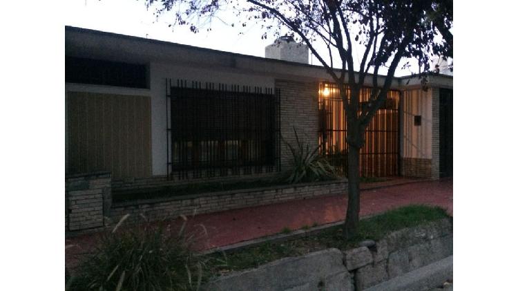 VENDO CASA EN B° PARQUE