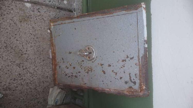 puerta blindada de cajafuerte antigua con llave