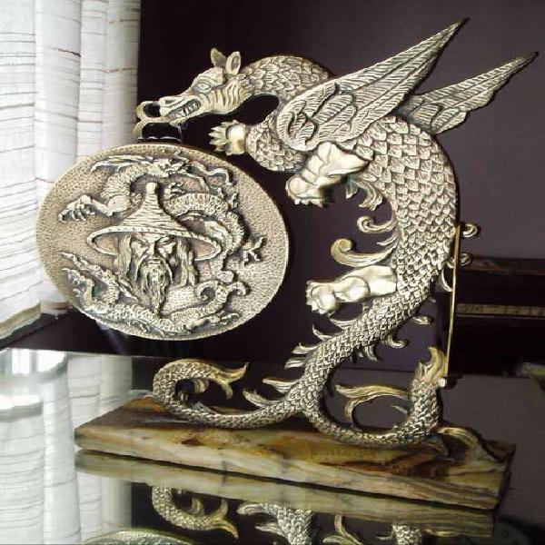Antiguo Gong chino de la suerte de bronce con base de