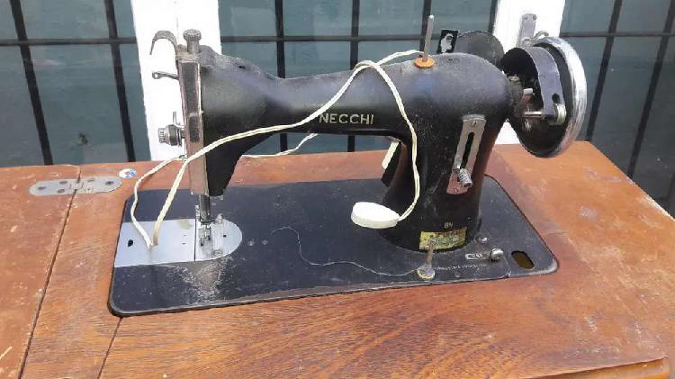 Maquina coser Necchi a pedal con MUEBLE a pedal 4000$
