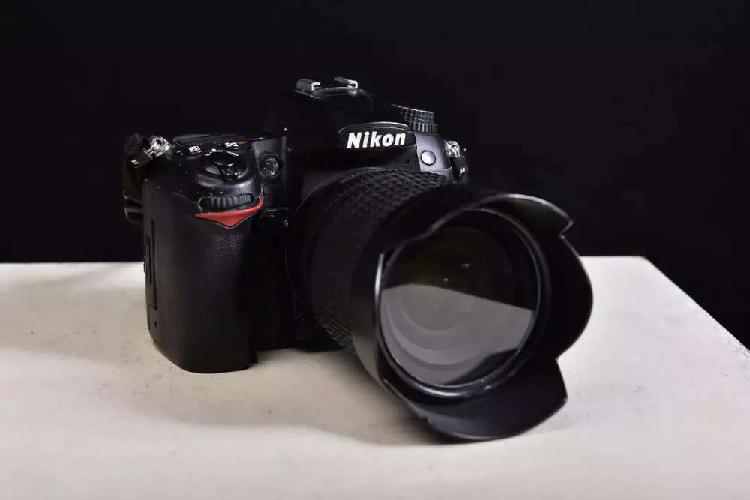 Nikon d7000 con lente 18/135