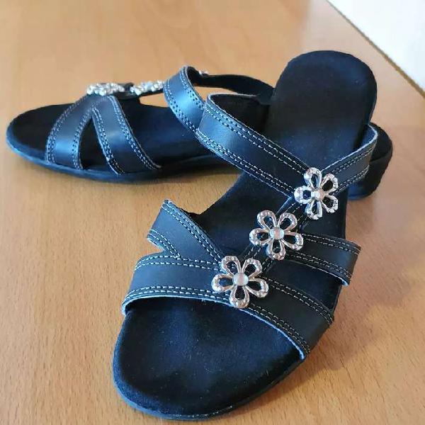 Sandalias taco bajo impecable talle 36