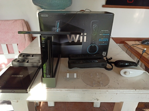 Nintendo Wii + 2 Wii Remote + 2 Nunchuck + Juegos + Caja