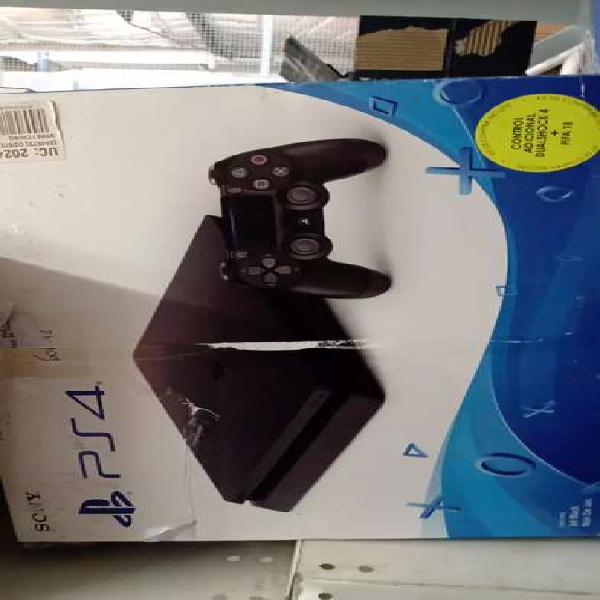 Playstation 4, más dos joysticks originales