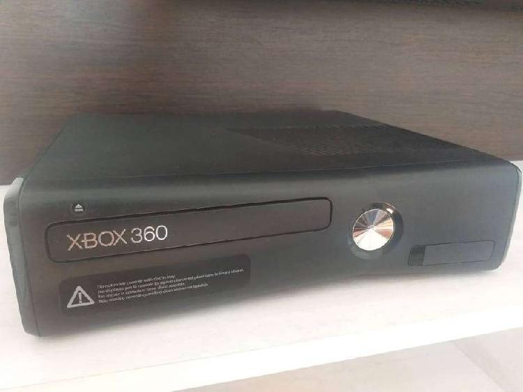 XBOX 360. Como nueva. incluye todos sus accesorios, 9 juegos