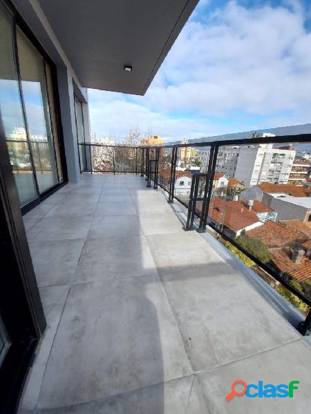 PISO DE 4 AMBIENTES AL FRENTE CON BALCON TERRAZA Y DOS