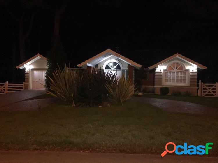 CASA EN AV DEL OLIMPO, 4 DORMITORIOS Y 3 BAÑOS, A 100 MTS