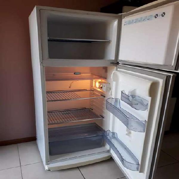 Heladera con freezer impecable