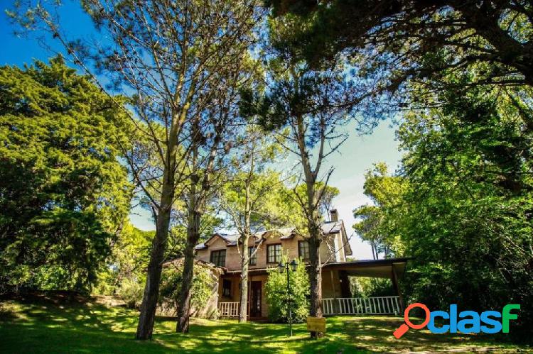 Hermosa Casa estilo campo en Cariló. Lote en esquina. Zona